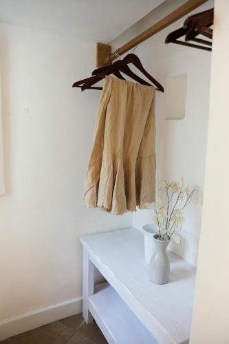 a room with a white table with a vase on it at Relais Corte Palmieri & Il Chiostro - Residenza d'epoca in Gallipoli