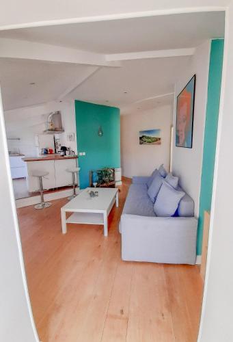 un salon avec un canapé et une table dans l'établissement Top floor appartement - central, à Nice