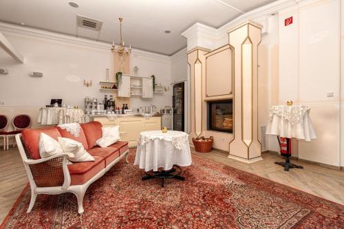 una sala de estar con un sofá y una mesa en Hotel Fürstenberger Hof, en Xanten