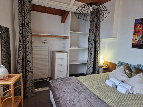 une chambre avec un lit avec des serviettes dessus dans l'établissement La Gleyzinière 3, à Allevard