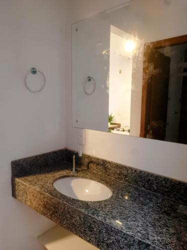 Bilik mandi di "Prainha Flats" com Jacuzzi e Piscina