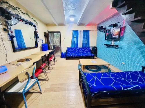 MG 6pax 1 AC BR 200mbps FREE Netflix Parking Cignal Videoke Shower Heater Cook & Grillにあるテレビまたはエンターテインメントセンター