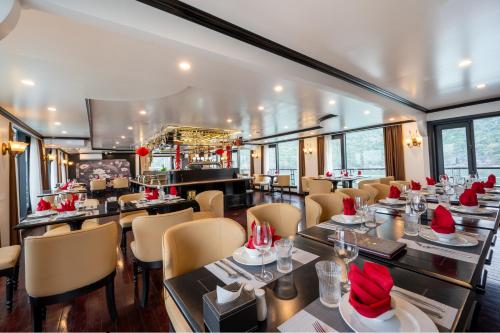 Restaurace v ubytování Dragon Premium Cruise Halong