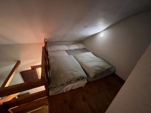 a small bedroom with a bed in a attic at Refugi de l'Arp in Montargull de la Vansa