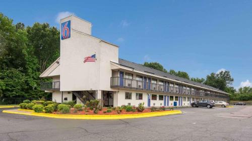 a building with an american flag on the side of it at Motel 6-Richmond, VA - Midlothian Turnpike in Richmond