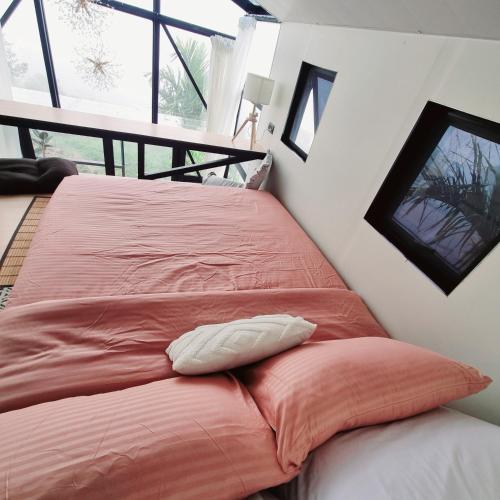 Ένα ή περισσότερα κρεβάτια σε δωμάτιο στο Banaue Glass Cabins