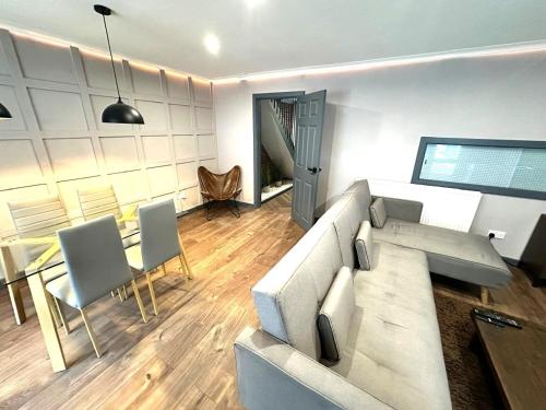 a living room with a couch and a table at Leamington Spa-3 Bed-Garden-Pets-Free Parking in Leamington Spa