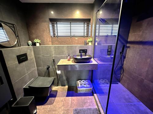 a bathroom with a sink and a shower at Leamington Spa-3 Bed-Garden-Pets-Free Parking in Leamington Spa