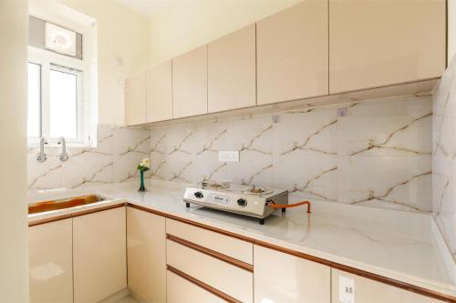 Η κουζίνα ή μικρή κουζίνα στο Euphoria Penthouse by StayJade 30min Hitech city
