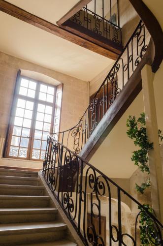 a staircase with wrought iron railings and a window at Villa Republique Normandie Liberté in Caen