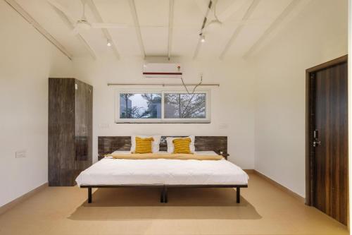 Postel nebo postele na pokoji v ubytování Serene Retreat by StayJadePoolBasketball Court