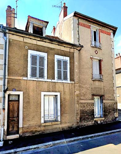 un vieux bâtiment sur le côté d'une rue dans l'établissement Cocon Centre ville Auxerre Cosy, à Auxerre