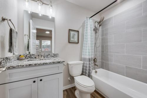 Ένα μπάνιο στο Happy Large Home with 2 living area near Stockyard, AT&T