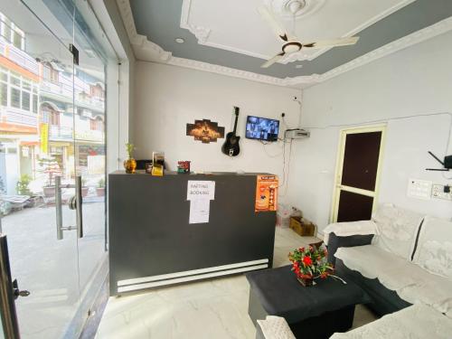 a living room with a couch and a table at Ved Tree Inn by Yatrimap in Rishīkesh