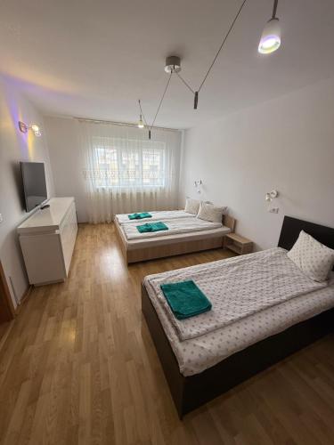 Ένα ή περισσότερα κρεβάτια σε δωμάτιο στο Apartamente Cugir
