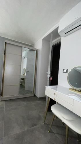 a bathroom with a mirror and a desk with a sink at airport apartments piano superiore in San Maurizio Canavese