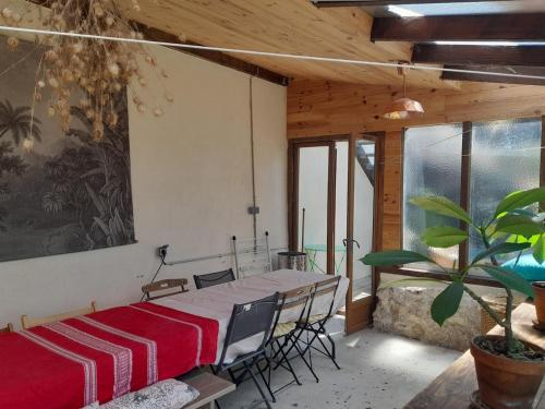 une chambre avec un lit et une plante en pot dans l'établissement Village house surrounded by greenery, à La Gaude