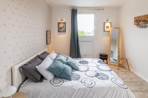 - une chambre avec un lit blanc et des oreillers dans l'établissement Appart Indépendant 8 pers & bébé - Idéal Familles ou Amies, Parking & Wifi Offerts, à Magny-le-Hongre