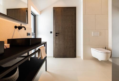 カップルにあるMountain Chalet Kappl - Luxury - Near Ischgl - Panorama Mountain View - Penthouse & Chaletsのトイレと洗面台付きのバスルーム