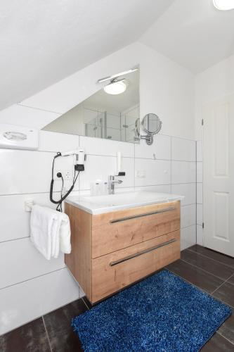 a bathroom with a sink and a mirror at Zur Möwe 4 in Esens