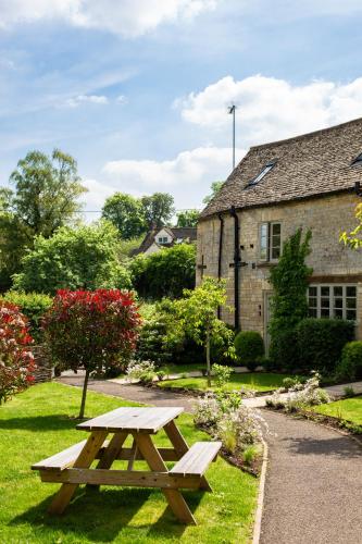 a picnic table in the grass in front of a building at Killingworth Castle in Woodstock