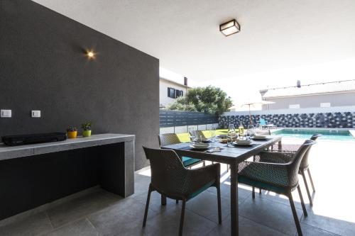 Villa Moderna near Pula for 8 people with 32 m2 private pool