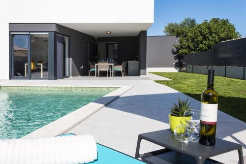 Villa Moderna near Pula for 8 people with 32 m2 private pool