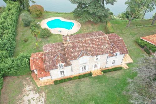 une vue aérienne d'une grande maison avec piscine dans l'établissement Les Rives du Lot - Piscine au bord du fleuve, à Villeneuve-sur-Lot