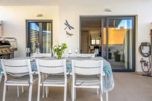Foto Terrace, Views, Pool and Garage Apartament in Nerja 5