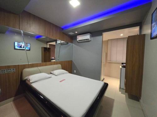 萨尔瓦多Hotel Alfama Motel的房间里有一张白色大床的卧室