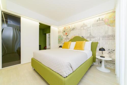 庞特卡格纳诺Shamika Luxury Rooms的一间卧室配有床和壁画