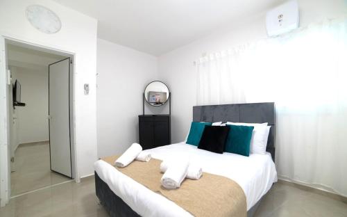 Cama o camas de una habitación en וילה סוגנו עם ממ"ד פרטי - מבית חלום עולמי