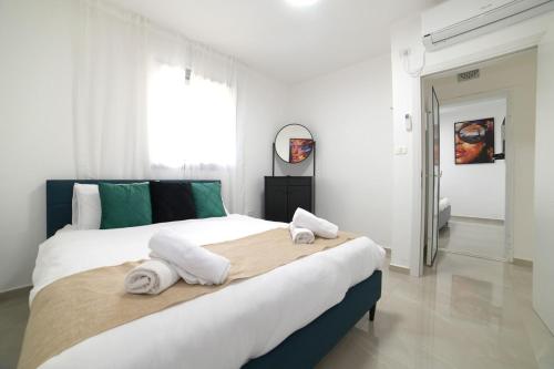 Cama o camas de una habitación en וילה סוגנו עם ממ"ד פרטי - מבית חלום עולמי