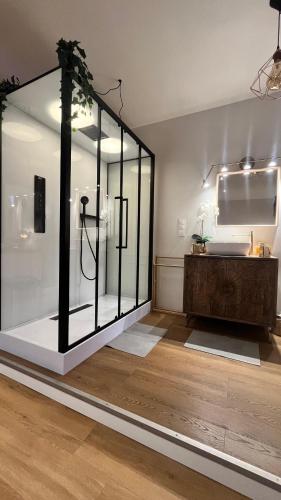 a room with a large glass window and a sink at SUITE LA SERENITA - JACUZZI - CLIM - WIFI - TopProsConciergerie in Saint-Georges-dʼOrques