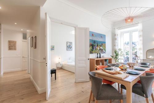 une salle à manger et un salon avec une table et des chaises dans l'établissement #17 Suite Gioffredo 3 chbres air conditioning 5mins Vieux NicePort, à Nice