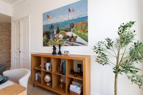 un salon avec un tableau sur le mur dans l'établissement #17 Suite Gioffredo 3 chbres air conditioning 5mins Vieux NicePort, à Nice