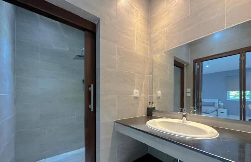 a bathroom with a sink and a mirror at Villa sun in Amphoe Koh Samui