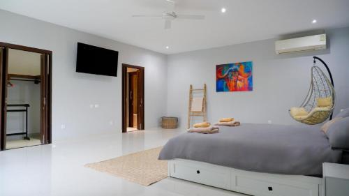 a bedroom with a bed and a tv on the wall at Villa sun in Amphoe Koh Samui