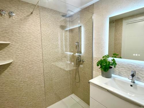 Amplio apartamento con piscina y pistas de tenis en Benidorm