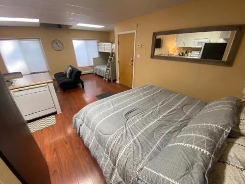 First level studio suite close to everything bike, ski, swim Zephyr Cove!にあるベッド