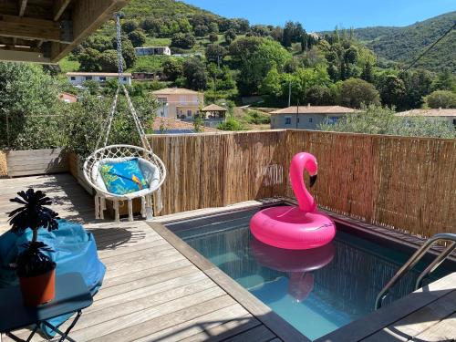 une piscine avec un flamingo rose dans une arrière-cour dans l'établissement Studio cosy & piscine privée, à Villanova