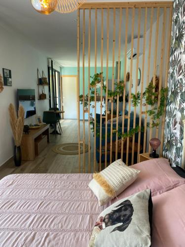 une chambre avec un lit et un salon dans l'établissement Studio cosy & piscine privée, à Villanova