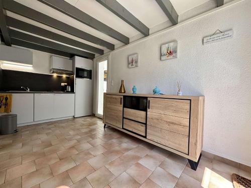 un salon avec un comptoir et une cuisine dans l'établissement Maison 3 pièces 4 couchages Saint Georges d'Oléron SGO000-098, à Les Sables Vignier