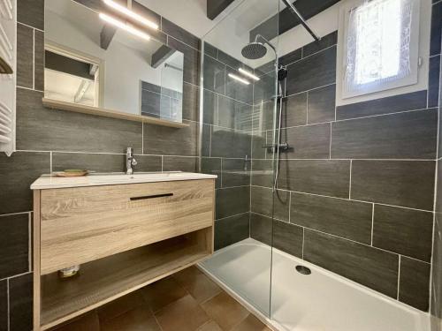 une salle de bain avec un lavabo et une douche dans l'établissement Maison 3 pièces 4 couchages Saint Georges d'Oléron SGO000-098, à Les Sables Vignier