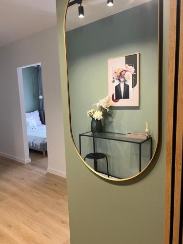 Un pat sau paturi într-o cameră la Apartament 4 Piętro