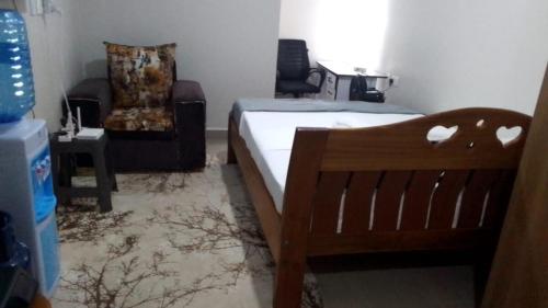 une chambre avec un lit et une chaise dans l'établissement A Fully Budget premium Studio, à Nairobi