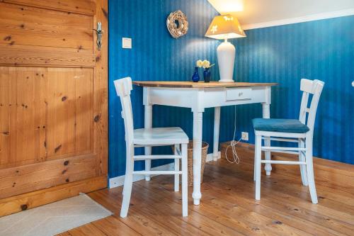 a room with a desk with two chairs and a table at Ferienhaus Bondelum in Bondelum