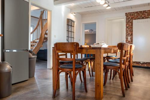 a dining room with a wooden table and chairs at Ferienhaus Bondelum in Bondelum