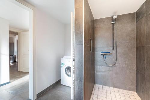 a bathroom with a washer and dryer in it at Ferienhaus Bondelum in Bondelum