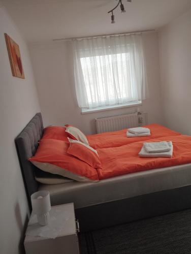 Ένα ή περισσότερα κρεβάτια σε δωμάτιο στο Apartman Ľudmila